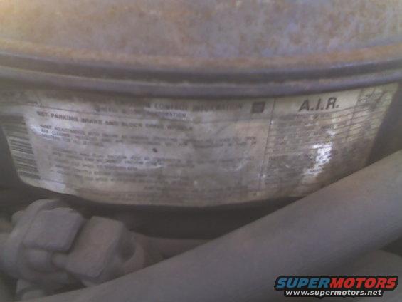 Vacuum routing and emissions compliance label.