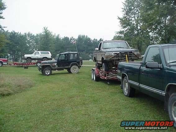 joetonyi.jpg all 3 rigs.  tonys dodge on his trailer, joes jeep recieving a new tire ,and mine on dummy wheels.  doesnt it look funny.