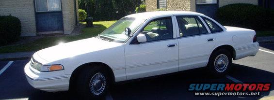 White 2000 Ford Crown Victoria sedan, 3q front view