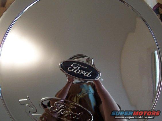 aircleaner2.jpg FR chrome air cleaner with Ford wingnut
overhead shot
March '07