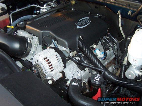 Vortec 8100 engine with alternator and hoses