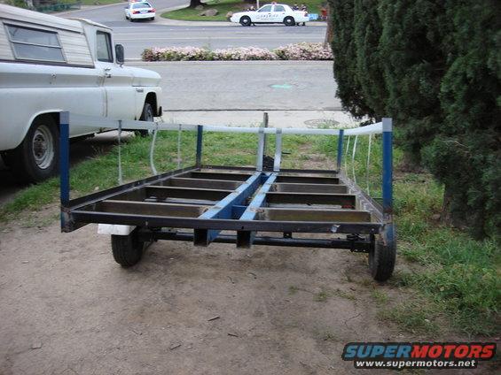 trailer47e.jpg here is what it will look like from behind. i do not need the 2 supports in the front but it looks better.
