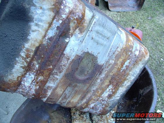 img_0404.jpg Only 8 years old and this tank is toast ! Gonna do some coating on the new tank so I'm not in the same position so soon again.