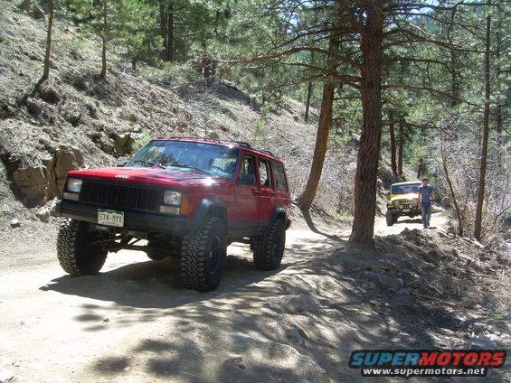 lefthand-41404002.jpg starting the trail, notice the yellow Rubi behind me, my buddy drove 100 ft and then gave up over a slight problem with his swaybar...way lame