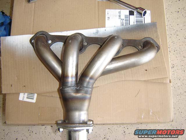 Exhaust manifold with four pipes merging into one