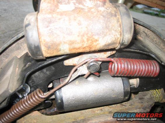 img_1952.jpg old cylinders out (top), new ones installed (bottom)