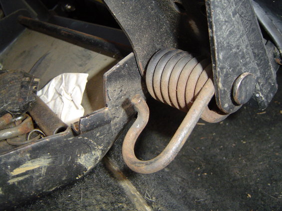 It had springs on both sides, i took one loose, now you almost have to lift it