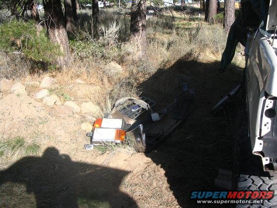 88-bronco-teardown-003.jpg pile O parts, good headlight bezzels