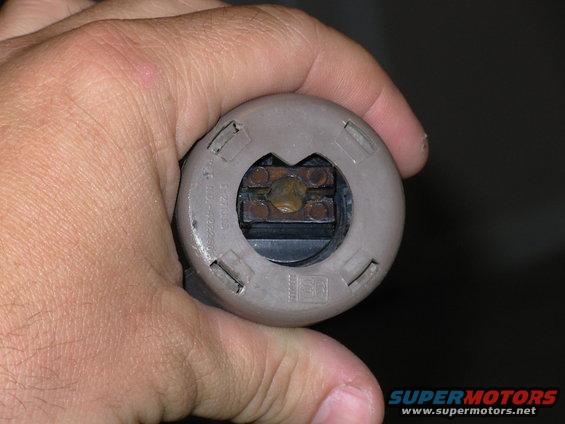 04caploose.jpg If the slots are aligned inside, the cap slides straight off.