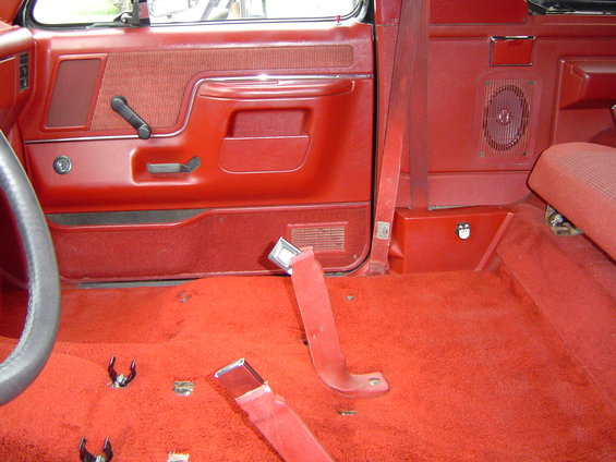 dsc03050.jpg Side shot, you can see the new speakers too