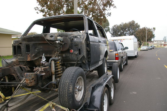 1986 Ford Bronco body on trailer, front end removed, 3q-front view