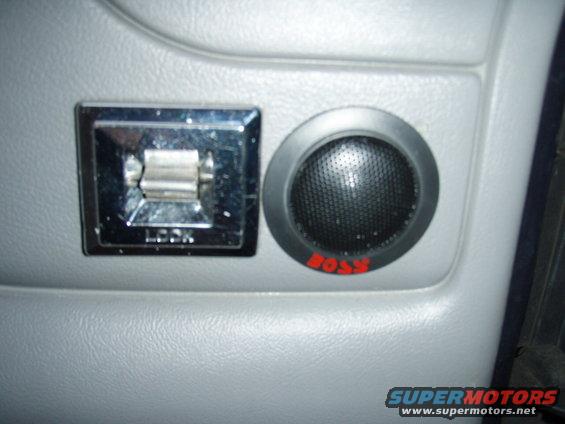 p4291316.jpg THE UNLOCK AND LOCK DOORS BOTTON NEXT TO SUPER TWISTER