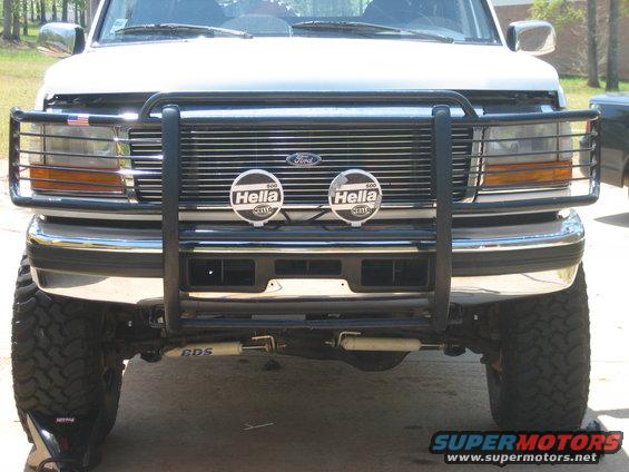 img_1961.jpg hacked up the stock grille, thinking about somehow putting it over the new one.