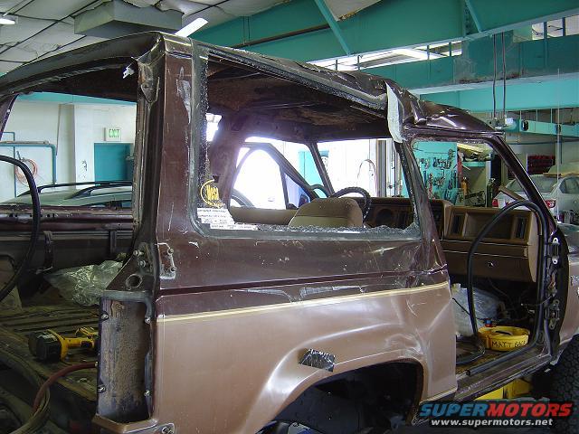 Brown 1986 Ford Bronco II, 3q-front view, damaged roof and windows