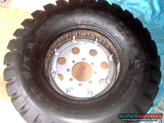 h1rims5.jpg tire placed over lower rim half
