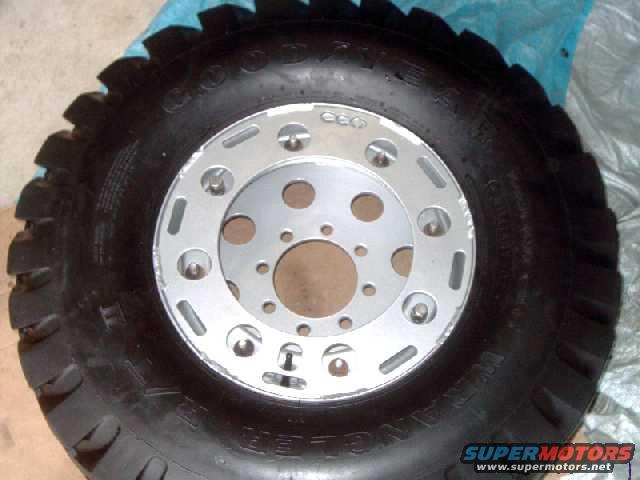h1rims6.jpg Upper rim half bolted on
