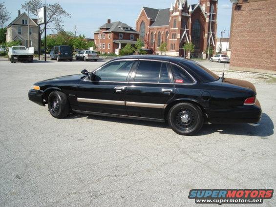 Black 1992 Ford Crown Victoria sedan, 3q front view