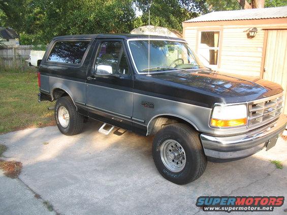 1992 Ford Bronco, black and grey two-tone, 3/4 front view