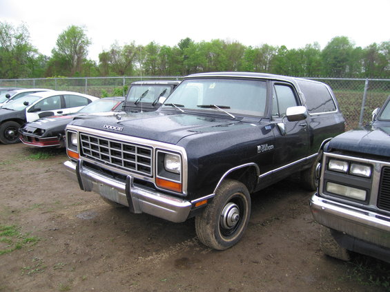 Dark blue Dodge Ramcharger SUV, 3q-front view. Other vehicles visible
