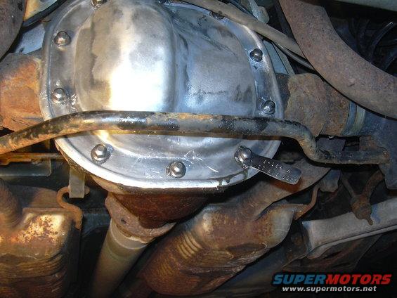 Rear differential cover with a torque wrench attached to a bolt