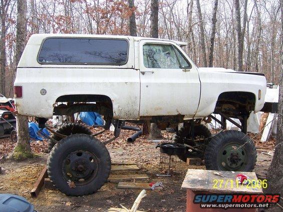 100_0569.jpg 76 blazer with 2.5 ton millitary rears,454 engine,MSD distributor and 6AL box,Auto meter gauges,battery box in back,fuel cell in back,holley blue electric fuel pump,putting 52" tractor tires on it,not finished. In search for a NP200 transfer case