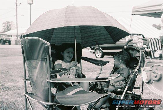 659803r1011a.jpg One kid telling another kid why their daddy drove them 1000 miles to Carlisle only to sit in the sun and heat.