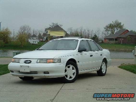 White 1993 Ford Taurus sedan, front 3/4 view