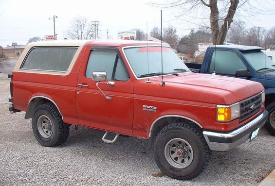 dscf0182.jpg Side shot of the Bronco and Brad's pickup.