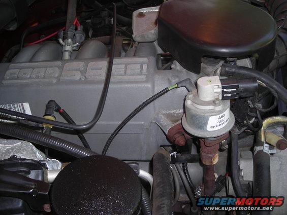 Ford 5.8L engine with fuel pressure regulator and intake manifold