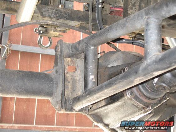 Rear axle assembly with suspension linkages and a U-bolt. A "SUPERMOTORS" watermark is visible