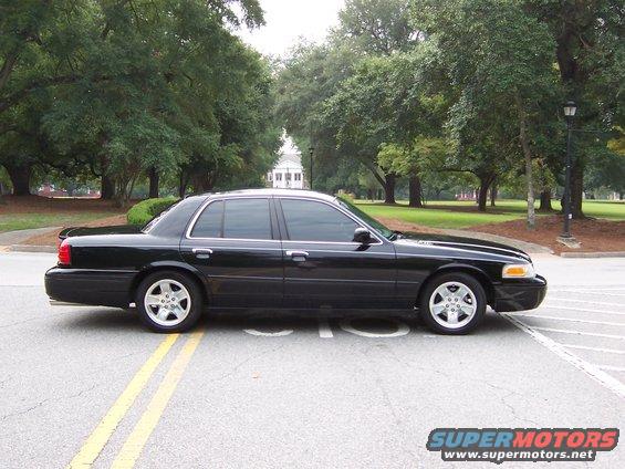 2001 Ford Crown Victoria parked on street, side view