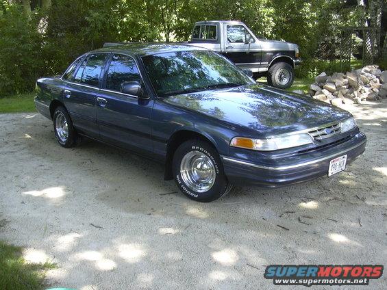 Dark blue 1996 Ford Crown Victoria, 3q-front view. License plate 898 HCU
