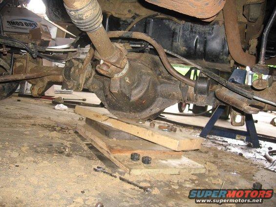 img_1434.jpg had to keep some wood under the pumpkin to get the jack back under the axle a little easier...sway bar disconnected