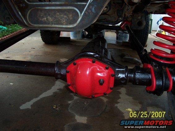 Rear axle differential with red cover and red coil spring