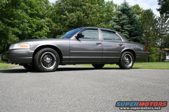 Gray 2000 Ford Crown Victoria sedan, side view