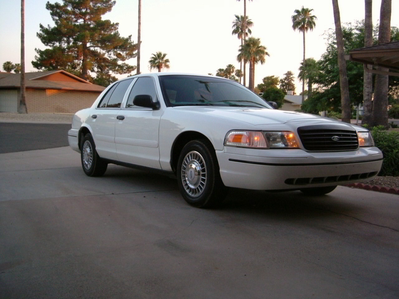 2000 Ford Crown Victoria photo