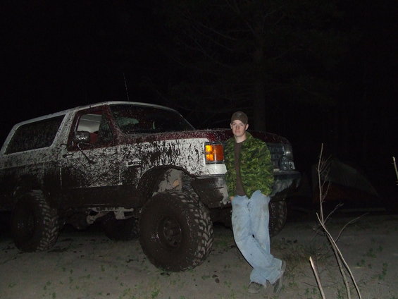 Muddy 1990 Ford Bronco, 3/4 front view, red and white