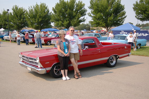dsc_0173.jpg Billie and Dan "D.B." Roberts with "Nota" 67 Ranchero 