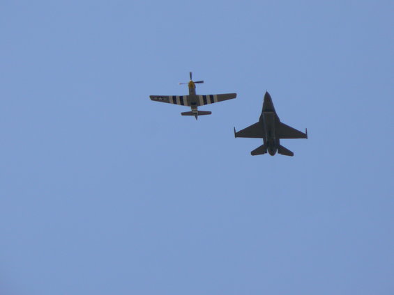 p1010259.jpg F-16 and P-51 flying overhead.