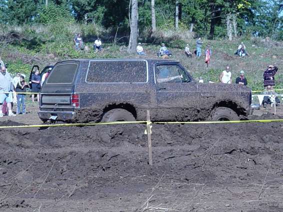 4x4_wars_101302_033.jpg Lady driving this ramcharger got stuck on the small tire side
