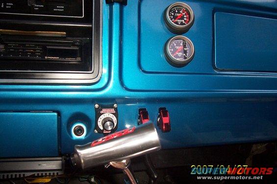bottle-switches.jpg In cab fuel & nitrous pressure gauges, switches for remote nitrous bottle openers, adjustable timing control and roll control on shifter.