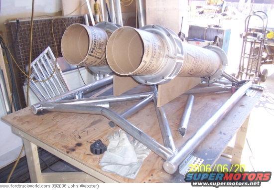 mockup-assembly-for-welding.jpg When it came time to weld the yoke supports the bottles would be unwieldly. Sono tubes work great as a lightweight replacement.