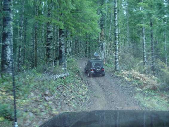 lets_go_wheelin_111602_025.jpg Franks jeep throwin some mud