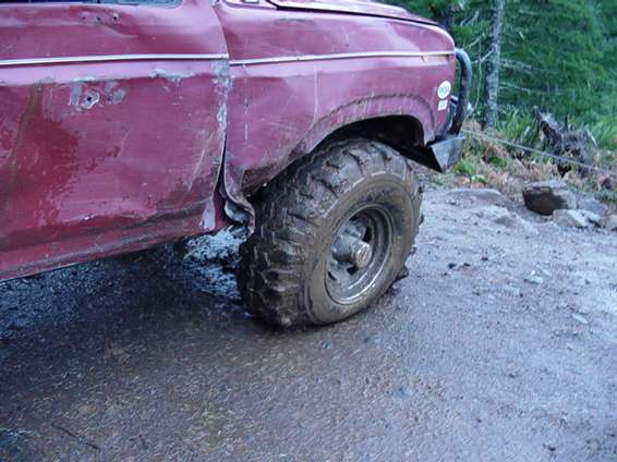 lets_go_wheelin_111602_067.jpg Look at what the winching is doing to Kurts tire