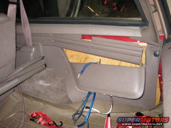 1994-bronco-(4).jpg This piece is broken, but for the most part is only damaged near the tailgate.  Also, the privacy cover for the back is still in working shape.