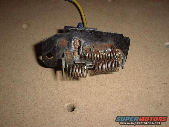 dsc00545.jpg Tired old resistor pack, only worked on high speed fan I have added a wire to replace a broken connector.