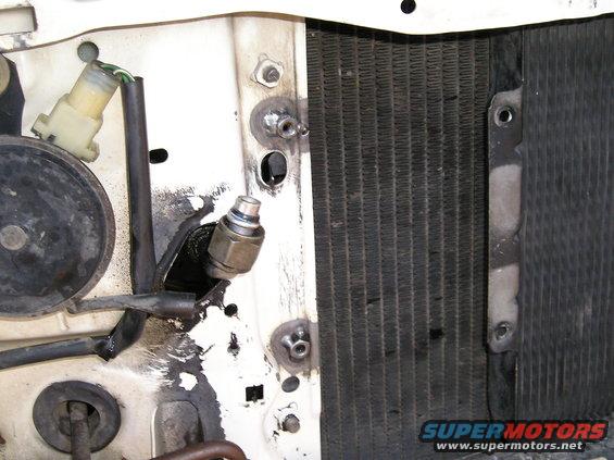 p8110045.jpg tack welded 2 nuts to mount p/s cooler from econoline between radiator and condensor 