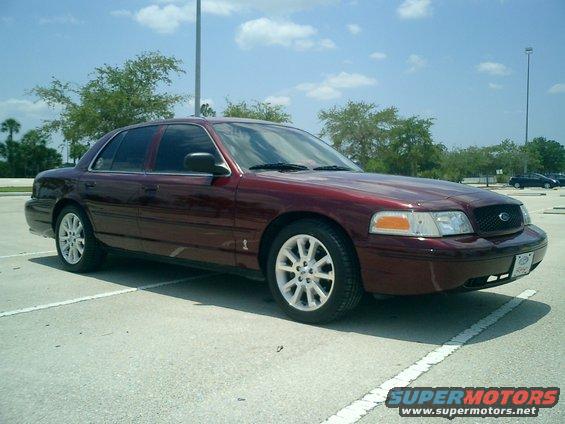 Maroon 2004 Ford Crown Victoria, 3/4 front view