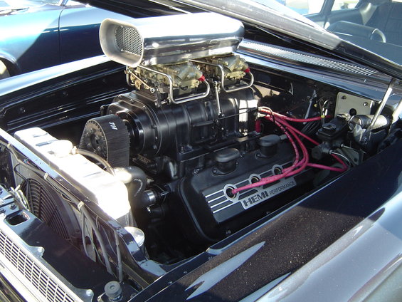 Engine with supercharger and HEMI Performance valve cover