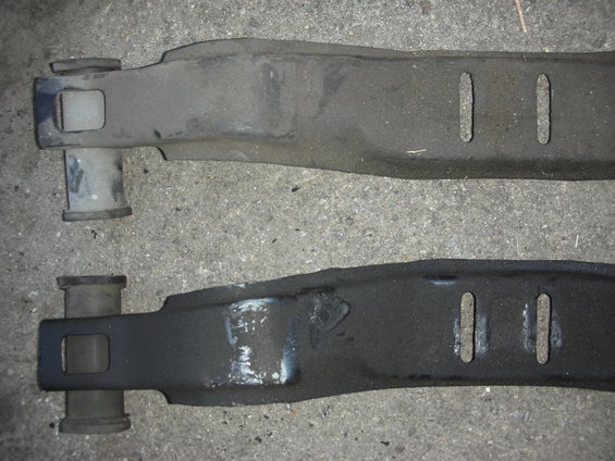 Two metal suspension parts, one above the other, with rubber bushings